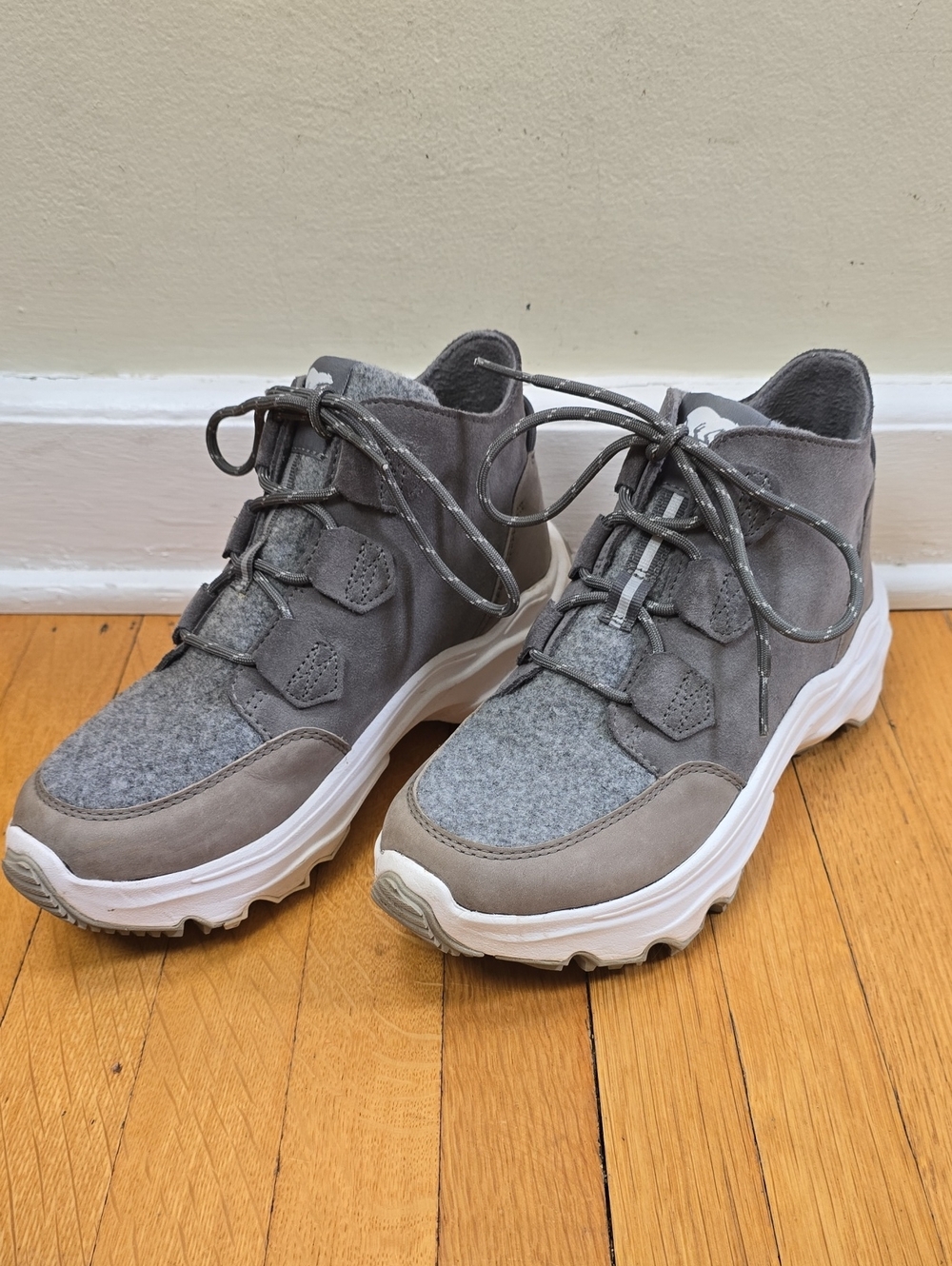 SOREL Kinetic Breakthru Caribou Waterproof Sneaker Boots Gray EUC Women's 8.5